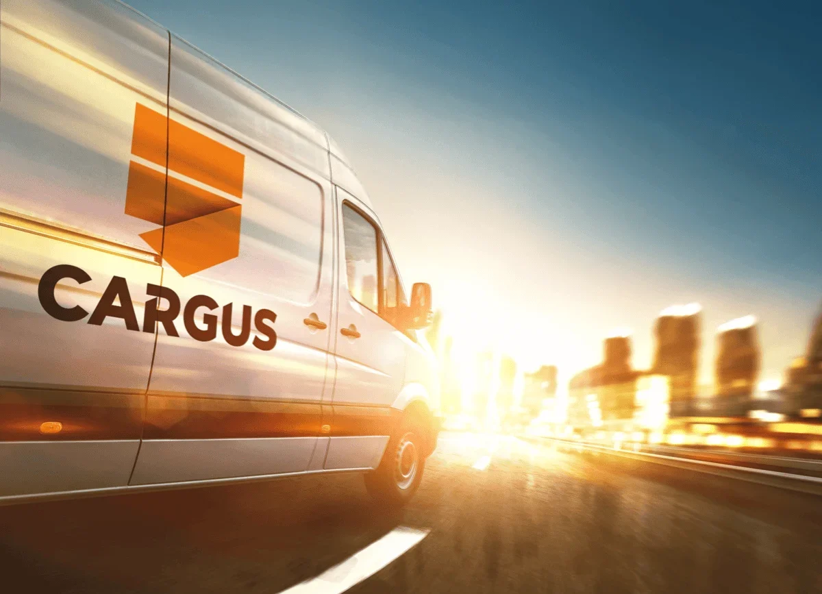 Autoutilitara Cargus Livrare Rapida Pe Sosea Urbana La Apus