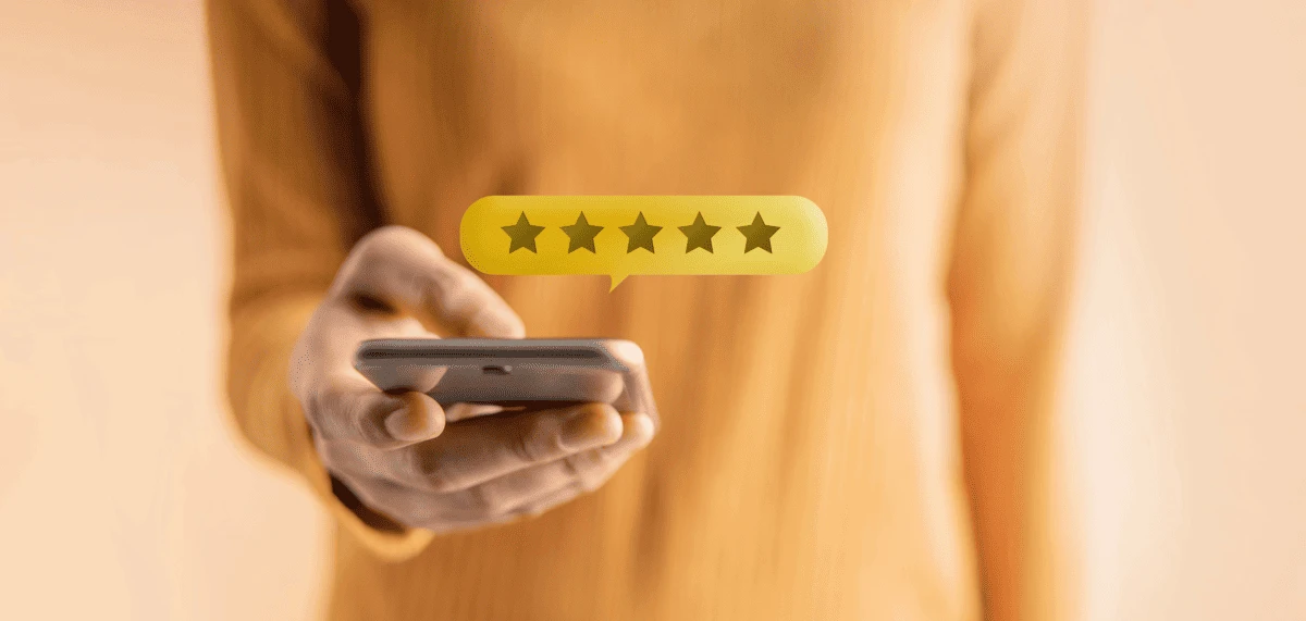 Client oferind recenzie pozitivă unui magazin online pe telefon mobil