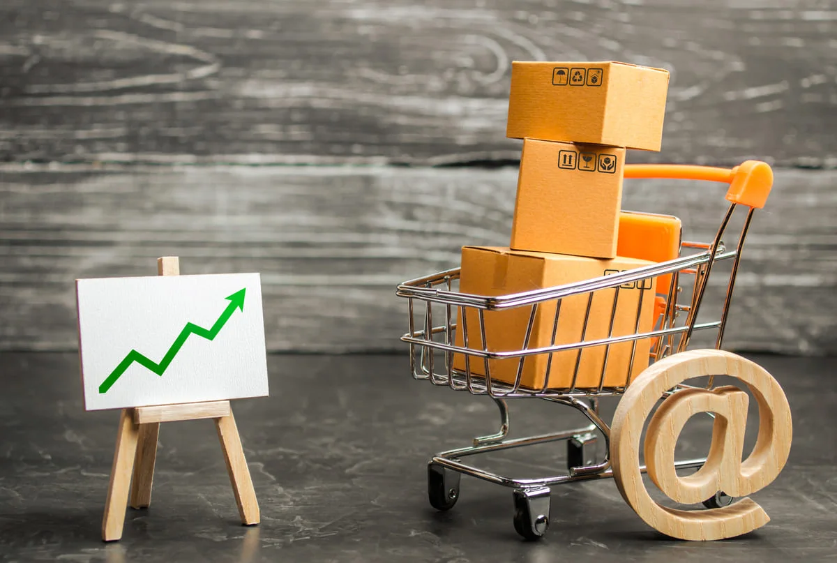 cos cumparaturi ecommerce crestere vanzari cutii livrare online